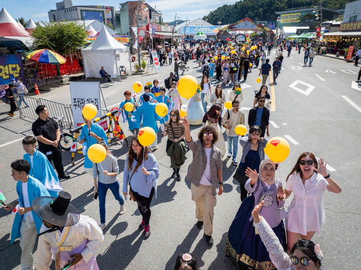 [금산=뉴시스] 2024 금산세계인삼축제를 찾은 관광객들. (사진= 금산군 제공) *재판매 및 DB 금지