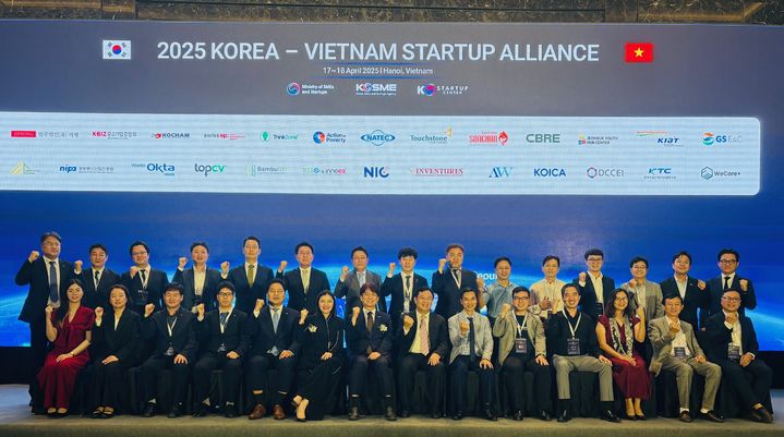 [서울=뉴시스] 지난 17일 베트남 하노이에서 열린 한베 스타트업 서밋 관계자들이 기념촬영을 하고 있다. (사진=중소벤처기업진흥공단 제공) 2025.04.18. photo@newsis.com *재판매 및 DB 금지