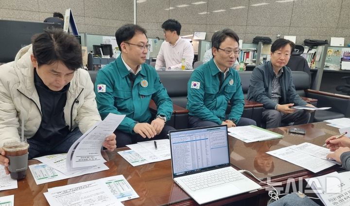 [대전=뉴시스] 18일 박은식(오른쪽서 둘째) 산림청 산림산업정책국장과 이용권(오른쪽서 셋째) 산림재난통재관이 정부대전청사에 경북·경남·울산 산불피해 지역에서 이뤄진 지자치와 중앙재난피해합동조사단의 정밀 피해조사 결과에 대해 설명하고 있다. kys0505@newsis.com