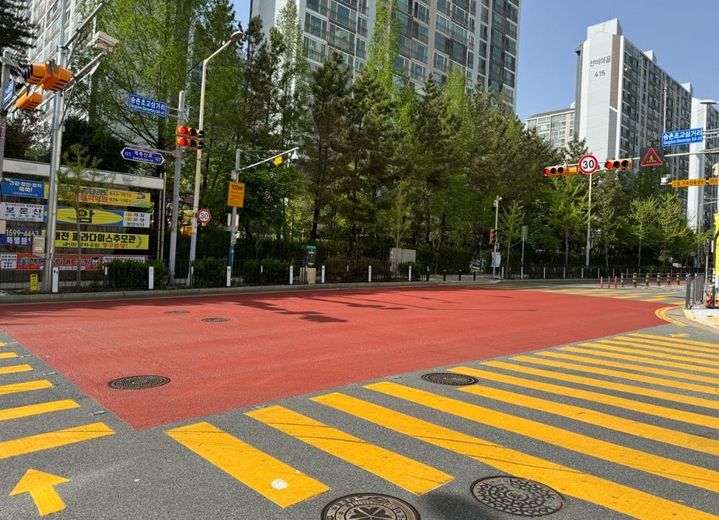 [대전=뉴시스]대전시는 교통약자의 안전을 강화하고 도로 환경을 개선하기 위해 어린이·노인·장애인 보호구역 개선 사업을 본격 추진한다. 2025. 04. 18 photo@newsis.com *재판매 및 DB 금지