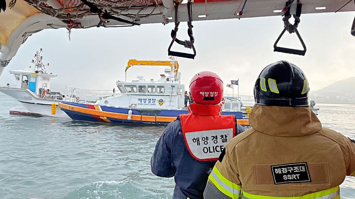 [통영=뉴시스] 18일 오전 5시49분께 통영시 용남면 (구)거제대교 남방 0.5해리 해상에서 19t급 양식장관리선 B호(승선원 2명)에서 화재가 발생했다는 신고를 받고 통영해양경찰서가 긴급 출동하고 있다. (사진=통영해경 제공) 2025.04.18. photo@newsis.com *재판매 및 DB 금지