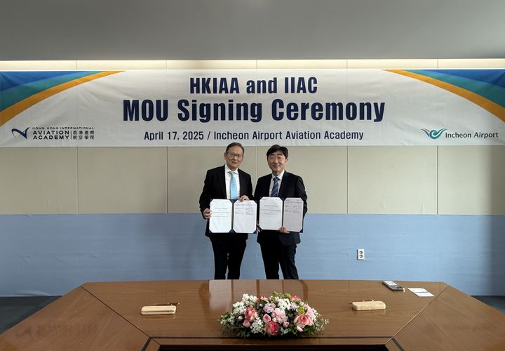 [서울=뉴시스] 염상훈 인천국제공항공사 항공교육원장(오른쪽)과 사이먼 리(Simon Li) 홍콩국제항공교육원장이 지난 17일 인천국제공항공사 항공교육원에서 열린 '항공교육 분야 협력 확대를 위한 업무협약(MOU) 체결식'에서 협약체결 후 기념 촬영을 하고 있다. 2025.04.18. (사진=인천공항공사 제공) photo@newsis.com&nbsp; *재판매 및 DB 금지