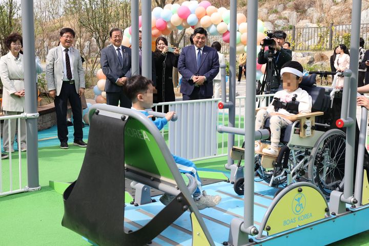 [세종=뉴시스] 세종이음학교, 무장애놀이터에서 장애학생이 놀이기구를 체험하고 있다.(사진=세종시교육청 제공).2025.04.18. photo@newsis.com *재판매 및 DB 금지