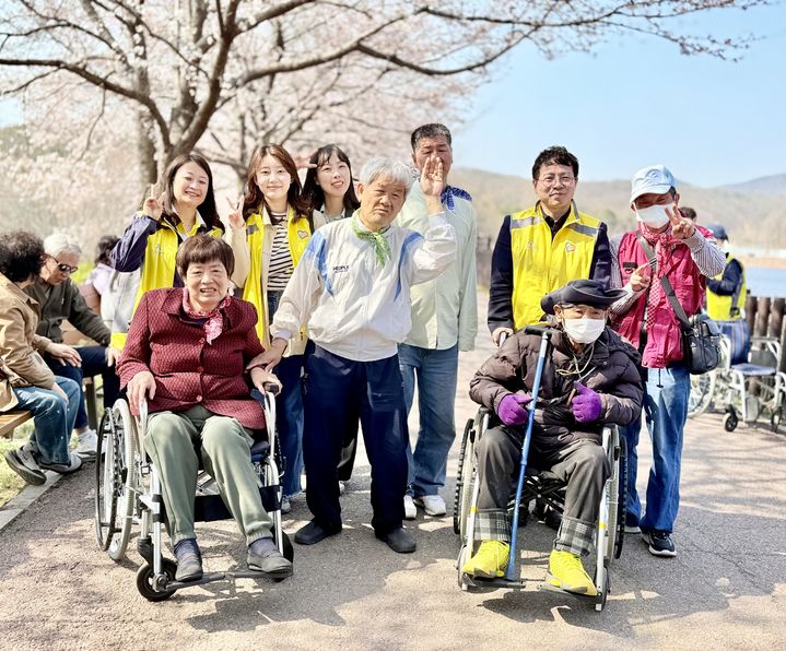 [서울=뉴시스] 한국도로공사서비스 본사 및 콜센터·교통방송센터 직원들이 지난 8 경기도 성남시 한마음복지관의 '모두의 걷기' 행사에 동참해 60여 명의 재가 장애인과 함께 율동공원을 산책하는 모습. 2025.04.18. (사진=도로공사서비스 제공) photo@newsis.com *재판매 및 DB 금지