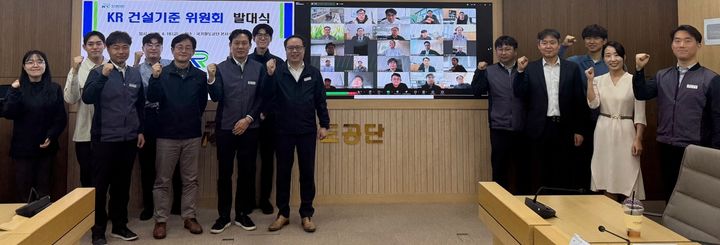 [서울=뉴시스] 국가철도공단 건설본부 관계자들이 18일 본사 회의실에서 '제1기 건설기준위원회' 발대식 후 기념촬영을 하고 있다. 2025.04.18. (사진=철도공단 제공) photo@newsis.com *재판매 및 DB 금지