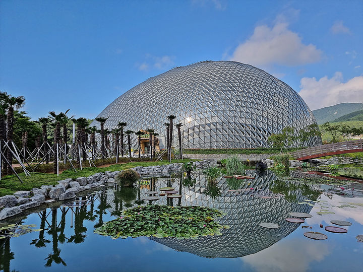 [거제=뉴시스] 신정철 기자= 거제시는 2025~2026 한국관광 100선에 선정되며 전국적인 주목을 받고 있는 거제시 대표 관광지인 '거제식물원 정글돔'을 웨딩사진 및 스냅촬영을 위한 전용 장소로 대관 운영을 시작했다고 18일 밝혔다.사진은 거제식물원 정글돔 전경.(사진=뉴시스DB).2025.04.18. sin@newsis.com *재판매 및 DB 금지