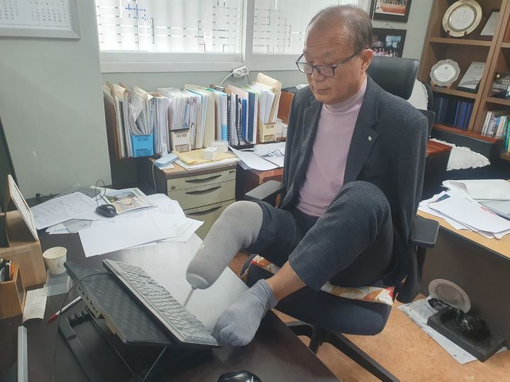 [경산=뉴시스] 구무서 기자 = 이범식 한국장애인IT복지협회장이 의족과 다리를 이용해 컴퓨터 키보드를 누르는 모습 2025.04.18. nowest@newsis.com *재판매 및 DB 금지