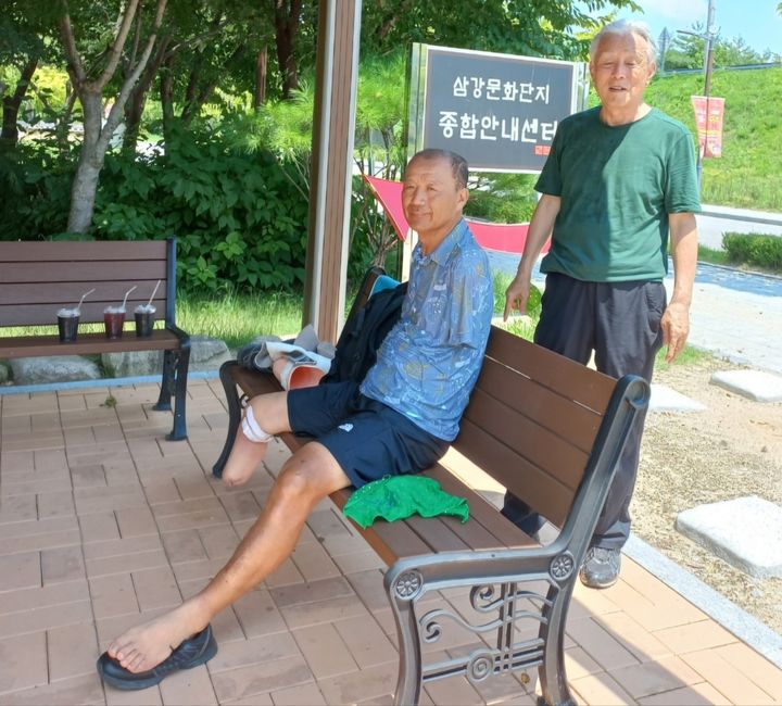 [서울=뉴시스]&nbsp; 이범식 한국장애인IT복지협회장이 지난해 전국 종주 중 휴식을 취하는 모습. (사진=서보균 전 경주교도소장 제공) 2025.04.18. nowest@newsis.com *재판매 및 DB 금지