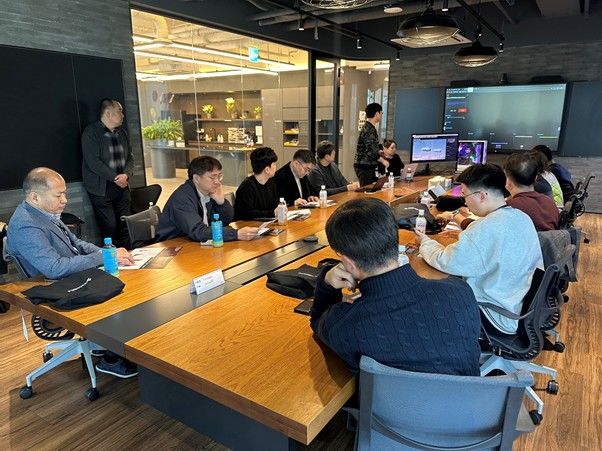 [부산=뉴시스] 퓨리오사AI 관계자들이 NPU(신경망처리장치) 기반 인공지능 솔루션을 소개하고 있다. (사진=팬스타엔터프라이즈 제공) 2025.04.18. photo@newsis.com *재판매 및 DB 금지
