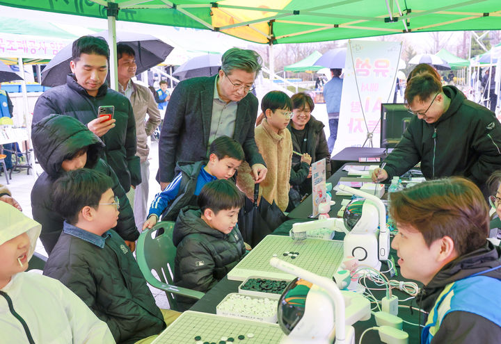 [대전=뉴시스] 대전 유성구 탄동천에서 열린 '과학산책' 행사. (사진= 유성구 제공) *재판매 및 DB 금지
