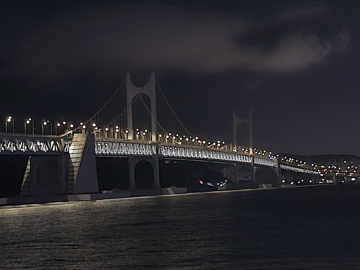 [부산=뉴시스] 광안대교 경관 조명 소등 전경 (사진=부산시설공단 제공) 2025.04.18. photo@newsis.com *재판매 및 DB 금지