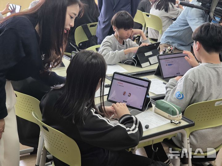 [울산=뉴시스] 구미현 기자 = 울산의 한 중학교 수업 모습. 본 사진은 기사와 직접 관련 없음. 2025.04.18. gorgeouskoo@newsis.com