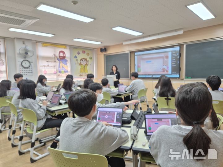 [울산=뉴시스] 구미현 기자 = 18일 오전 울산 이화중학교 3층 한 교실에서 인공지능 디지털교과서(AIDT)로 수학 수업이 진행되고 있다. 이화중은 2023년부터 2년간 디지털 교육 선도학교로서 쌓아온 경험을 바탕으로 올해 디지털 교수 학습 연구학교로 선정됐다. 2025.04.18. gorgeouskoo@newsis.com