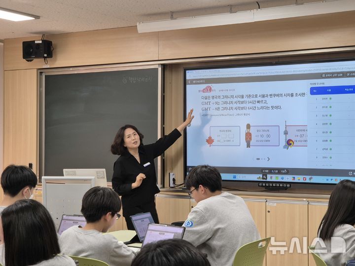[울산=뉴시스] 구미현 기자 = 18일 오전 울산 이화중학교 3층 한 교실에서 인공지능 디지털교과서(AIDT)로 교사가 수학 수업을 진행하고 있다. 이화중은 2023년부터 2년간 디지털 교육 선도학교로서 쌓아온 경험을 바탕으로 올해 디지털 교수 학습 연구학교로 선정됐다. 2025.04.18. gorgeouskoo@newsis.com