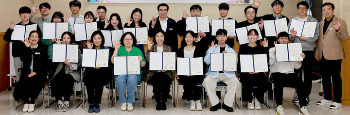 [보령=뉴시스] 김동일 보령시장과 창업교육 수료생들 기념촬영. (사진=보령시청 제공) *재판매 및 DB 금지
