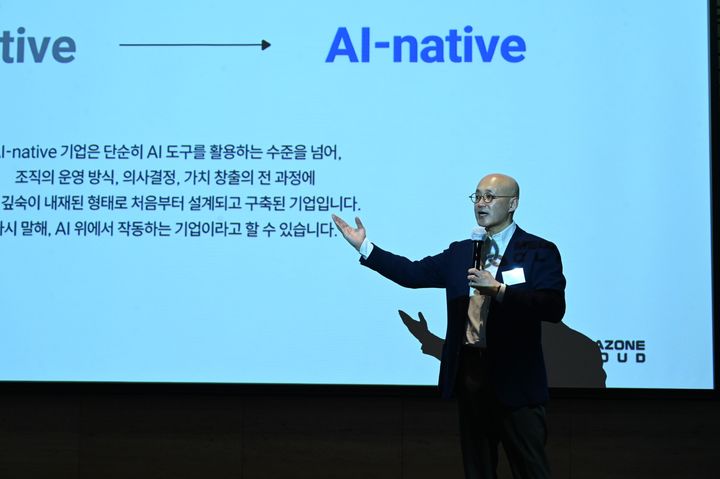 메가존클라우드 염동훈 대표가 18일 오전 서울 여의도 FKI타워 컨퍼런스센터에서 열린 한국경제인협회 경영자 조찬강연에서 회원사 경영진 200여명을 대상으로 강연하고 있다.(사진=메가존클라우드 제공) *재판매 및 DB 금지