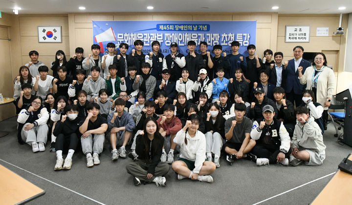 [천안=뉴시스] 행사 후 홍덕호 동문과 특강에 참석한 학생들이 기념사진을 찍고 있다.(사진=백석대학교 제공)2025.04.18. photo@newsis.com *재판매 및 DB 금지