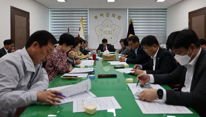 [부여=뉴시스] 조명휘 기자 = 부여군의회가 18일 의정협의실에서 2025년 제3차 의정협의회를 열고 있다. (사진= 부여군의회 제공) 2025.04.18. photo@newsis.com *재판매 및 DB 금지