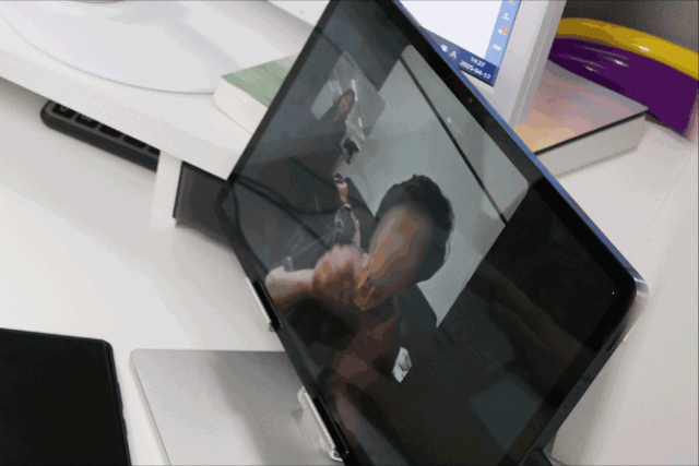 [서울=뉴시스]KT IS 광화문CS센터 강영지 주임이 청각장애인을 위한 수어 상담을 진행하고 있는 모습. (사진=KT 제공) *재판매 및 DB 금지