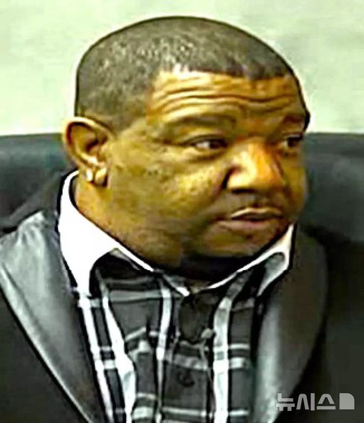 [서울=뉴시스]2018년 전 고용주를 상대로 부당 해고 소송을 제기한 다니엘 리지가 증언하고 있다. 그는 지난달 승소해 240만 달러 배상 판결을 받았으나 소송 기간에 정신 건강이 악화되며 노숙자로 전락해 행방불명 상태다. (사진=LA타임스)