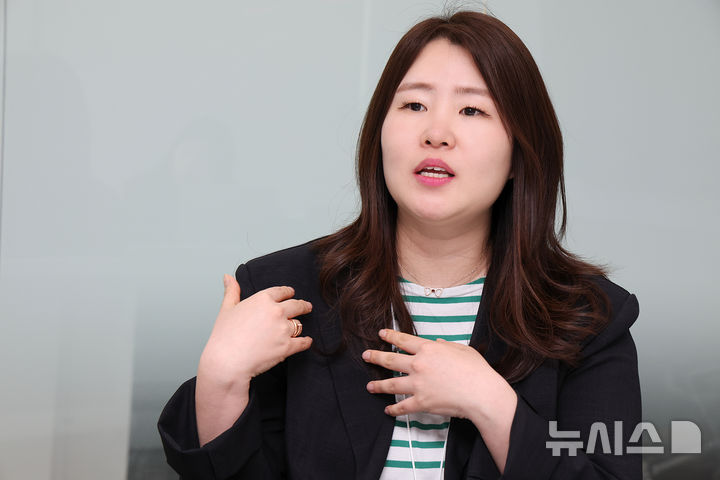 [서울=뉴시스]장슬기 KTIS 광화문CS센터장이 지난 17일 기자들과 만나 KT 고객센터의 청각장애인을 위한 수어 상담 등 맞춤형 소통 서비스에 대해 설명하고 있다. (사진=KT 제공)