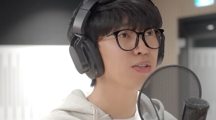 [서울=뉴시스] 가수 임영웅이 17일 유튜브 채널을 통해 신곡 '천국보다 아름다운' 녹음 현장을 공개했다. (사진=유튜브 채널 '임영웅' 화면 캡처) 2025.04.18 photo@newsis.com&nbsp; *재판매 및 DB 금지