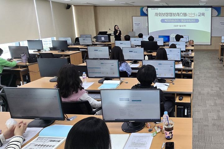 [대구=뉴시스] 대구 달서구는 지역 내 사례관리사 등을 대상으로 전산 실습교육을 실시했다. (사진=대구 달서구 제공) 2025.04.18. photo@newsis.com *재판매 및 DB 금지