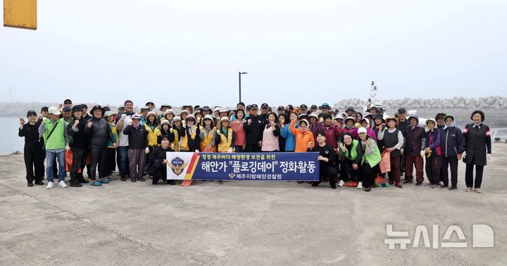 [[제주=뉴시스] 제주지방해양경찰청과 민간 다이버 등이 18일 오후 제주 서귀포시 가파도에서 열린 합동 해양 환경 정화 활동에서 수중에 있는 폐타이어를 건져 올리고 있다. (사진=제주지방해양경찰청 제공) 2025.04.18. photo@newsis.com