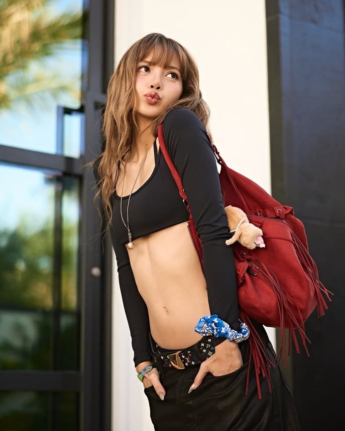 블랙핑크 리사, 초미니 크롭탑＋한 줌 허리…'파격 노출'