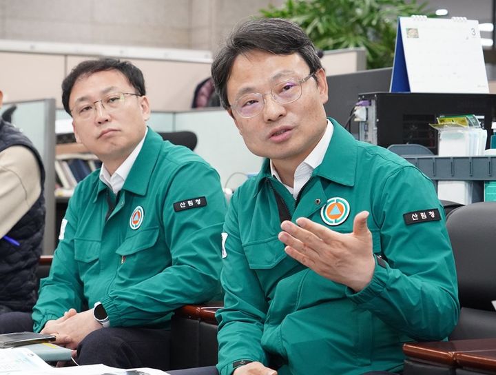 [대전=뉴시스] 18일 박은식(오른쪽) 산림청 산림산업정책국장과 이용권(왼쪽) 산림재난통재관이 정부대전청사에 경북·경남·울산 산불피해 지역에서 이뤄진 지자치와 중앙재난피해합동조사단의 정밀 피해조사 결과에 대해 설명하고 있다. *재판매 및 DB 금지