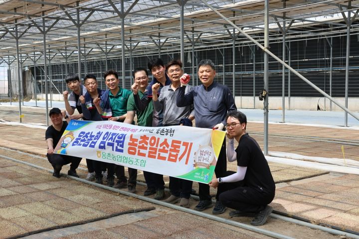 [울산=뉴시스] 울산 웅촌농협은 울산농협본부와 함께 18일 울주군 웅촌면 대대리 소재 벼 육묘 농가를 방문해 일손돕기를 했다. (사진=웅촌농협 제공) 2025.04.18. photo@newsis.com *재판매 및 DB 금지