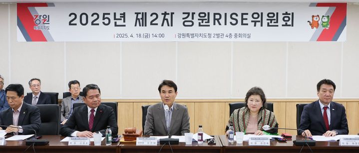 [춘천=뉴시스] 18일 강원특별자치도(도지사 김진태)는 이날 도청에서‘2025년 제2차 강원라이즈(RISE)위원회’를 개최해, 도내 13개 대학에 775억원을 투입하기로 결정했다고 밝혔다. 강원특별자치도 제공. *재판매 및 DB 금지