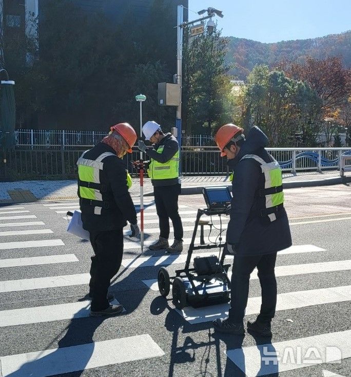 [안양=뉴시스] 지표투과레이더(GPR)를 활용한 지반조사 현장. (사진=안양시 제공).2025.04.18. photo@newsis.com *재판매 및 DB 금지