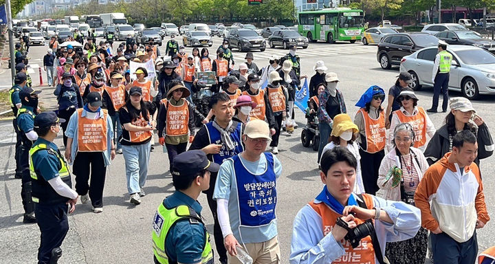 [광주=뉴시스] 장애인의 날을 이틀 앞둔 18일 오전 광주 서구 유촌동에서 광주장애인차별철폐연대가 거리 행진을 하며 장애인 이동권 보장을 촉구하고 있다. (사진=광주장애인차별철폐연대 제공) 2025.04.18. photo@newsis.com *재판매 및 DB 금지