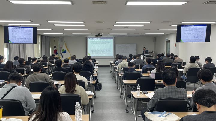 [진주=뉴시스]국토안전관리원 김성훈 실장이 가이드 라인에 대해 설명 중인 모습.(사진=국토안전관리원 제공).2025.04.18.photo@newsis.com *재판매 및 DB 금지