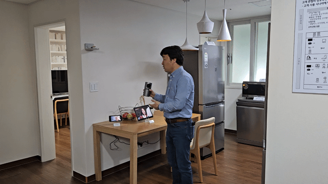 [대전=뉴시스] 박은비 기자 = 노정민 LG유플러스 홈디바이스개발팀장이 지난 17일 대전 유성구 LG유플러스 대전 R&D센터에 위치한 '홈 무선 환경 시험실'에서 홈 카메라를 시연하고 있다. 2025.04.17. silverine@newsis.com