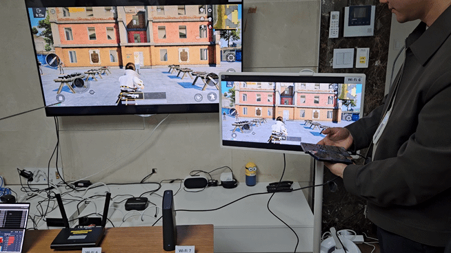 [대전=뉴시스] 박은비 기자 = LG유플러스 관계자들이 지난 17일 대전 유성구 LG유플러스 대전 R&D센터 내 '홈 무선 환경 시험실'에서 와이파이7 공유기 성능을 비교하기 위해 배틀그라운드 모바일 게임을 작동하고 있다. 2025.04.17. silverine@newsis.com