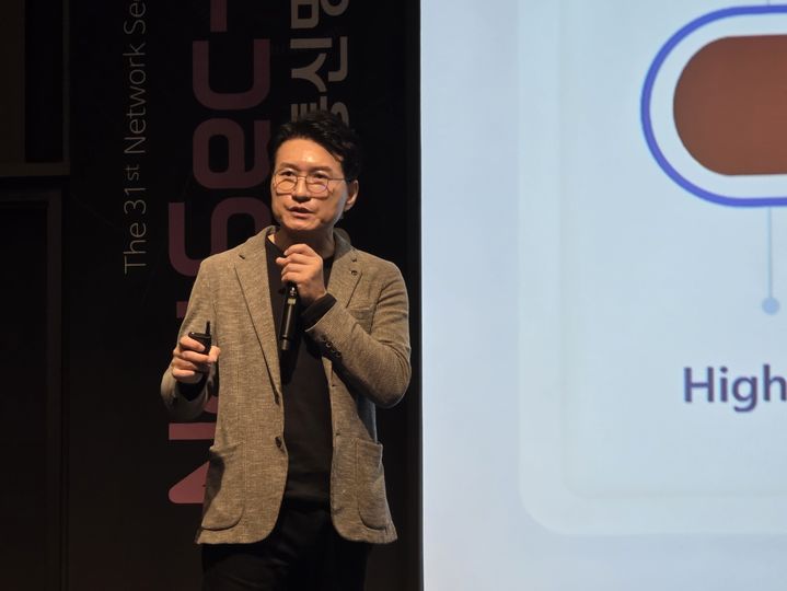 [서울=뉴시스] 강은정 수습기자= 신종회 MS 최고 보안 책임자(CSO)는 18일 제31회 '정보통신망 정보보호 컨퍼런스(NetSec-KR 2025)'에서 AI시대 MS의 보안 전략에 대해 발표했다. 2025.04.18. eunduck@newsis.com *재판매 및 DB 금지