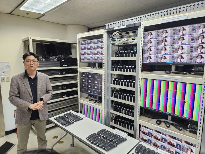 [대전=뉴시스] 박은비 기자 = 이정우 LG유플러스 고객서비스품질기술팀장이 지난 17일 대전 유성구 LG유플러스 대전 R&D센터 내 '단말 SW 시나리오 시험실'에서 시나리오별 테스트에 대해 설명하고 있다. 2025.04.17. silverine@newsis.com *재판매 및 DB 금지