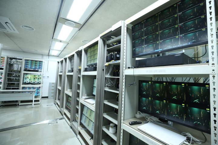 [대전=뉴시스] 대전 유성구 LG유플러스 대전 R&D센터 내 '단말 SW 시나리오 시험실' 내부 모습. (사진=LG유플러스 제공) 2025.04.17. photo@newsis.com *재판매 및 DB 금지