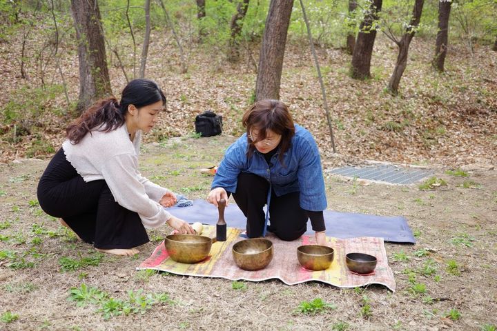 문화체육관광부 장미란 제2차관이 18일 '여행가는 봄’ 캠페인 일환으로 인천 강화군 협동조합 청풍을 방문해 '잠시섬' 프로그램의 '싱잉볼'을 체험하고 있다. (사진=문화체육관광부) *재판매 및 DB 금지