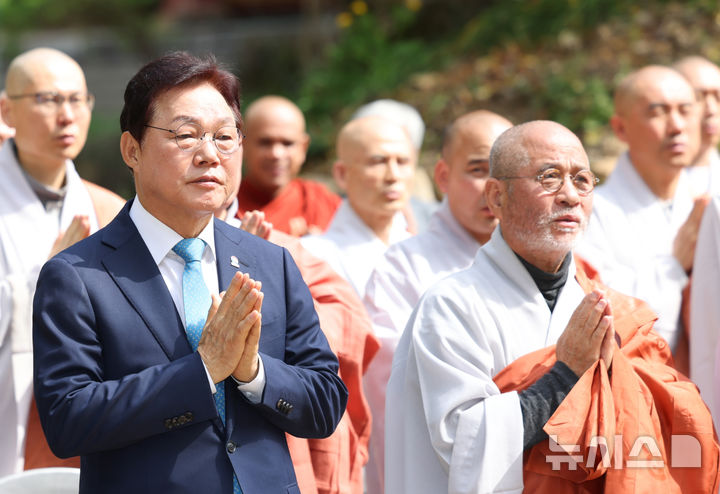 [하동=뉴시스]박완수 경남도지사가 18일 하동 쌍계사에서 열린 '2025년 차문화 대축전' 다맥 전수식에 참석해 한국선다회 이사장인 영담 스님과 합장하고 있다.(사진=경남도 제공) 2025.04.18. photo@newsis.com