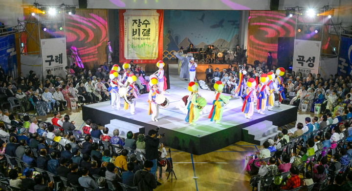 [순창=뉴시스] 18일 순창에서 제63회 군민의날 행사와 함께 열린 '제14회 구곡순담 100세 잔치'에서 농악공연이 펼쳐지고 있다. *재판매 및 DB 금지