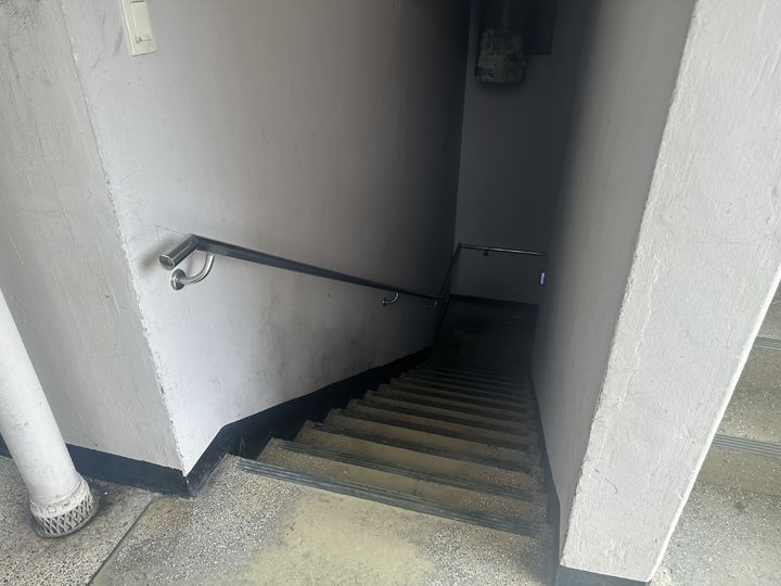 [서울=뉴시스] 주은서 인턴기자 = 지난 17일 서울 종로구 한 아파트의 모습. 민방위 대피시설인 지하 주차장으로 가기 위해선 사진 속 계단을 지나야 한다. 인근에서 완만한 경사로나 휠체어 리프트 등의 이동약자 편의시설은 찾지 못했다. 2025.04.18. dmstj1654@naver.com *재판매 및 DB 금지