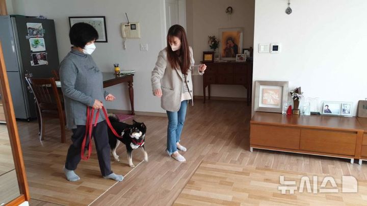 [서울=뉴시스]성동구 '찾아가는 반려견 홈클래스' 운영 모습.