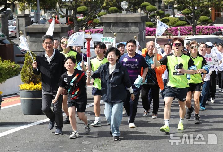 [제주=뉴시스] 제59회 제주도민체육대회 성화봉송 모습. (사진=제주도 제공) 2025.04.18. photo@newsis.com *재판매 및 DB 금지