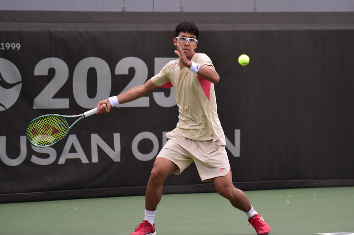 정현(세계랭킹 478위)이 지난 17일 부산 스포원테니스코트에서 열린 남자프로테니스(ATP) 부산오픈 챌린저대회(총상금 20만 달러) 단식 본선 2회전에서 리 투(172위·호주)를 상대로 경기를 펼치고 있다. (사진=대한테니스협회 제공) 2025.04.17. *재판매 및 DB 금지