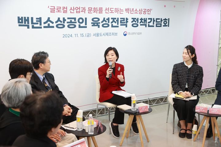 [서울=뉴시스]오영주(왼쪽 세 번째) 중소벤처기업부 장관.(사진=중소벤처기업부 제공) 2025.04.20. photo@newsis.com *재판매 및 DB 금지