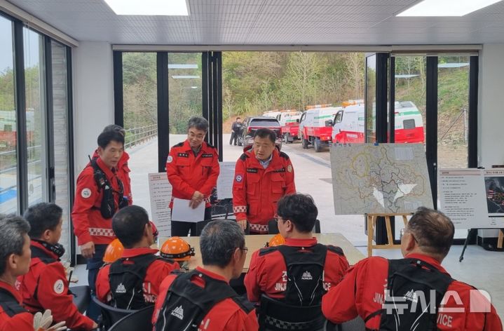 [진주=뉴시스]경남도 박명균(가운데) 행정부지사가 18일 오후 진주시 산불대응센터를 찾아 산불 대응 상황과 장비 운용 현황 등을 점검하고 있다.(사진=경남도 제공) 0225.04.18. photo@newsis.com