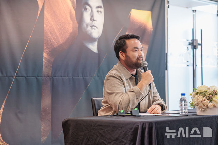 [서울=뉴시스]올해 마포아트센터 상주음악가 '엠(M) 아티스트'로 선정된 바리톤 박주성이 18일 오후 서울 마포구 마포아트센터에서 열린 라운드 테이블에서 포즈를 취하고 있다. (사진=마포아트센터 제공)